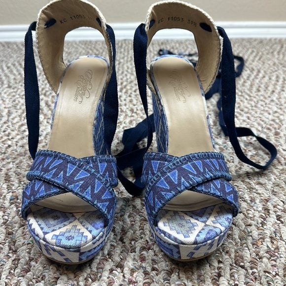 THEODORA & CALLUM X STUART WEITZMAN BIARRITZ HOLIDAY BLUE AZTEC PRINT WEDGE - Picture 6 of 11